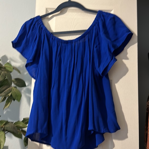 Blue blouse can be worn off shoulders - Picture 3 of 4